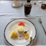 フランス料理 ヴォジュール - デザート　ミニケーキ　マンゴームースケーキとアイス珈琲