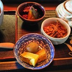 Hakkou Kafe Koharubiyori - あごだしは急須に入ってます
                        漬け物とか小鉢とか