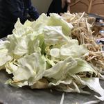 ホルモンりゅう - 野菜を乗せて後は待つだけ