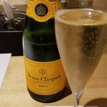 馳走 啐啄一十  - お酒①ヴーヴ・クリコ・ポンサルタンNV(シャンパーニュ、フランス)
      葡萄品種:ピノ･ノワール、シャルドネ、ピノムニエ、配分未公表
      時期や年度により配分を調整し、味わいを均質にしてあるそうです。