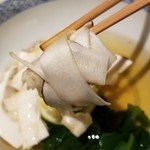 馳走 啐啄一十  - (01)薄切り松茸(栃木県産)のしゃぶしゃぶ
      しっとりとした旨み、豊潤な薫り、薄切りでもシャキシャキ食感が楽しめます。
      極上の出汁と相まって至福を味わいます。