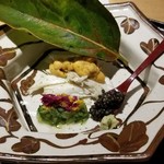 馳走 啐啄一十  - (02)渡り蟹(雄)、赤雲丹のヅケ、食用菊&胡瓜のお浸し
      (03)熟成フレッシュキャビア