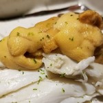 馳走 啐啄一十  - (02)渡り蟹(山口県産)、赤雲丹のヅケ
      赤雲丹の産卵期は初秋～晩秋、旬は初夏～晩夏。
      旬が終わりなので、赤雲丹は産卵期には苦味が入るのですが、薄味のヅケ&青柚子で爽やかな仕上げ