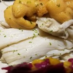 馳走 啐啄一十  - (02)渡り蟹(山口県産、雄)、赤雲丹のヅケ、食用菊&胡瓜のお浸し
      渡り蟹の産卵期は春～夏、雄蟹の旬は夏～秋。
      雄蟹は雌蟹より身の甘みが強いのが特徴。