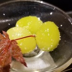 馳走 啐啄一十  - (05)素揚げ銀杏(熊本県球磨産)
      サッと素揚げされた銀杏はモチモチとして軟らかく、球磨産らしい穏やかな甘さとほのかな苦み
      藤九郎に比べると苦みが控えめ。