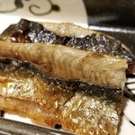 馳走 啐啄一十  - (04)真鰯(北海道函館産)炭火炙り
      産卵期は冬～晩春、旬は夏～冬
      燻した後に炭火で炙ってあり、燻香が食欲を掻き立てます。
      芳ばしく炙られ脂の旨みが怒涛の如く押し寄せます。