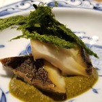 馳走 啐啄一十  - (06)煮黒鮑(愛媛県産)、肝ソース、青海苔載せ
      黒鮑は90℃で6時間煮てあり、軟らかさと程好い弾力があり、噛むほどに旨みが拡がります
      肝ソースの磯の薫りが、黒鮑の旨みに華を添えます。