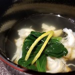 馳走 啐啄一十  - (07)炭火焼き伊勢海老(千葉県産)、法蓮草、利尻昆布と鮪節の出汁のお椀
      利尻昆布の出汁は透明感がありながらも輪郭がはっきりしたキレのある味わいに鮪節のコクが加わり美味しい♪