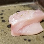 馳走 啐啄一十  - (09)炭火炙り白甘鯛(6日寝かせ)(熊本県天草産)
      産卵期は夏～秋、旬は冬～春
      上品な脂の旨みと甘みが特に印象的。
      身は軟らかいですがダレてなく、モチモチ感があり美味しい。