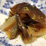 馳走 啐啄一十  - (10)障泥烏賊(愛媛県四阪島産)新子沖漬け
      海上で謹製タレに生きたまま沖漬け
      新子の軟らかい身、優しく穏やかな甘み、沖漬けでしっとりとした旨みを加えてあります。