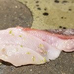 馳走 啐啄一十  - (11)炭火炙り黒鯥(8日熟成)(静岡県駿河湾産、サスエ前田魚店)
      産卵期は春～初夏、旬は秋～初冬
      熟成させた上に、加熱されて脂が活性化し、力のある旨みが押し寄せます。