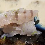 馳走 啐啄一十  - (13)鮃(身と縁側)(2日寝かせ)(熊本県天草産)
      産卵期は春～初夏、旬は秋～晩冬。
      旬となり脂のりが良くなり旨みと甘みが増しています。
      縁側は更に濃い味わいで、プルッとした弾力も楽しめます。