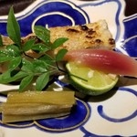 馳走 啐啄一十  - (16)炭火焼き白甘鯛、蓮芋、煮生姜
      薄味で煮付けた蓮芋はシャクシャクとした食感でお気に入りです♪
      煮生姜も焼き物には欠かせませんね。