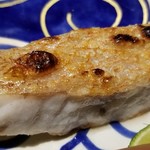 馳走 啐啄一十  - (16)炭火焼き白甘鯛(6日寝かせ)(熊本県天草産)
      炭火でじっくりと焼かれて、皮目から芳ばしさが薫り、上品な脂が活性化して甘さが増しています。
      焼いた後でもモチモチ感があります