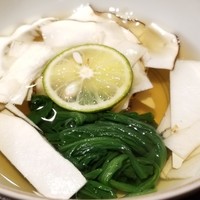 馳走 啐啄一十  - (01)薄切り松茸(栃木県産)のしゃぶしゃぶ、法蓮草、真昆布&いりこ、鰹節、鯖節、あご節の出汁のお椀
                    超軟水と調和する穏やかで円やかな味わいの真昆布出汁に4種類の魚系出汁が更なる深みを加えています