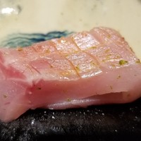 馳走 啐啄一十  - (15)炙り金目鯛(10日熟成)(静岡県駿河湾産、サスエ前田魚店)
                    産卵期は夏、旬は秋～晩冬。
                    濃厚ですがしつこく無く、口腔に拡がる芳ばしさ、上品かつ濃い旨み、儚く消えるあと味、素晴らしいです。