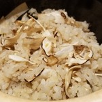 馳走 啐啄一十  - (20)松茸飯(栃木県産)、真昆布&鰹節&あご節出汁炊き
      松茸がしっかり入ったご飯は主張が控えめな薄味の真昆布&鰹節&あご節のお出汁で炊いてあります。