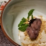 馳走 啐啄一十  - (21)白胡麻プリン、小豆餡載せ
      モチモチぶるぶるな食感と控えめな甘さ。
      な口溶け。
      こし餡も溶ける様な円やかさ。
      白胡麻の香りが宴の終演を彩ります。