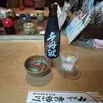 初小川 - 冷酒と骨せんべい