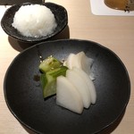 焼鳥 おみ乃 - おろし + 漬物