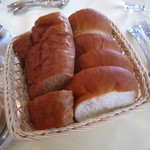 メインダイニングルーム - ランチコースの自家製パン