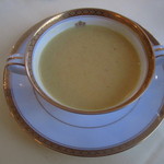 メインダイニングルーム - ランチコースのコーンクリームスープ