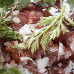 アーリア ディ タクボ - 前菜１　熊本産馬肉のタルタル　いろいろな根菜チップとハーブのサラダ　アップ