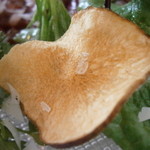 アーリア ディ タクボ - 前菜１　熊本産馬肉のタルタル　いろいろな根菜チップとハーブのサラダ　アップ