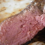 アーリア ディ タクボ - メイン　米藁で燻したオーストラリア産仔羊の炭火焼き　粒マスタードソース　断面アップ