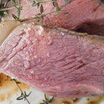 アーリア ディ タクボ - メイン　米藁で燻したオーストラリア産仔羊の炭火焼き　粒マスタードソース　断面アップ