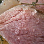 アーリア ディ タクボ - メイン　米藁で燻したオーストラリア産仔羊の炭火焼き　粒マスタードソース　断面アップ