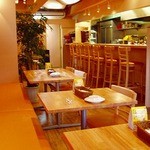 エマーブル - オープンキッチン・おひとり様でも気軽に寄れるカウンター・様々な年齢層にもやさしいテーブル席