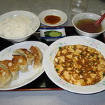 中国料理 東海園 - 日替わりランチ：麻婆豆腐・ギョーザ・ライス・スープ　680円　