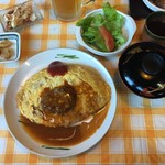 Hirota - キャーーー！！！ハンバーグのせオムライス ドミグラス！¥900。  だったかな？？？
                        
                        サラダと味噌汁、漬物付きヽ(´o｀
                        
                        
                        
                        
                        
                        
                        
