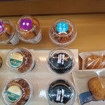 LAWSON - 料理写真:黒ぎょうざ(竹炭・黒胡麻・イカスミ使用)200円IN売り場