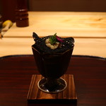 京都 いと - 安納芋のスープ イカ墨チップス、キヌア、キャビア添え