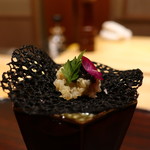 京都 いと - 安納芋のスープ イカ墨チップス、キヌア、キャビア添えアップ