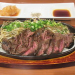 麺-BAR- KOMOAN - 牛さがりステーキ(250g) 1390円(カット)