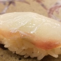 鮨 香坂 - ①鮃(福岡県産)
                    産卵期は春～初夏、旬は秋～晩冬。
                    旬となり脂のりが良くなり旨みと甘みが増しています。
                    寝かせはそれほど深くない印象です。