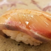 鮨 香坂 - ②勘八(長崎県産)
                      産卵期は春～夏、旬は秋～冬。
                      姿が似ている鰤ほど脂はのりませんが、旬となり脂のりは増しています。
                      強い磯臭さが無いことから、それほど大きい魚では無いと思います。