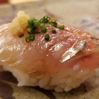 鮨 香坂 - ③真鯵(福岡県産)
                    産卵期は春～夏、旬は秋～冬。
                    寝かせて旨みが増しており、その脂は軽く爽やかにとろけます。
                    生姜と一緒なので真鯵の香りはせず。