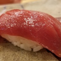 鮨 香坂 - ⑨本鮪赤身ヅケ(青森県産)
                    日本近海の本鮪の産卵期は春～夏、旬は初秋～冬。
                    赤身ですが滑らかな口溶け、脂の旨み、ほのかな鉄の味。