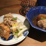 Teuchi Soba Yakko - 前菜盛り。オカラ、魚フライ2種、白菜の浅漬けのお皿。豚つくねと大根の煮物のお皿。最初から日本酒が加速です！
