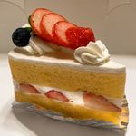 早川ベーカリー - ショートケーキから周りのペラペラ外しました。