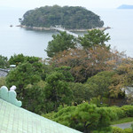 カフェ ラウンジ アンド バー アゼリア - テラス席から眺める竹島は絶景ですね