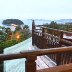 カフェ ラウンジ アンド バー アゼリア - テラス席から眺める竹島は絶景ですね