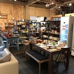 pace around - 店内