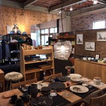 pace around - 店内