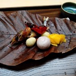 木山 - 朴葉の上に子持鮎