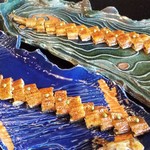 徳山鮓 - 余呉湖の地うなぎ：徳山鮓の目の前に広がる 余呉湖で捕れた 秋の地うなぎです。 上品で甘味の効いた甘辛い鰻のタレで 表面がパリッと焼かれ、一切れずつに青山椒がトッピングされピリリと効いています。　　　　　　2019.10.26